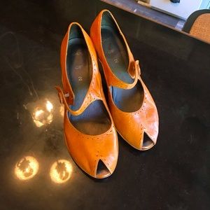 One of 2 brand size 8-8 1/2 shoes